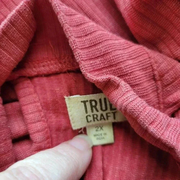 True Craft Pullover Tunic 2X Women's Plus Size Red Cold Shoulder Key Hole Back - Picture 4 of 4